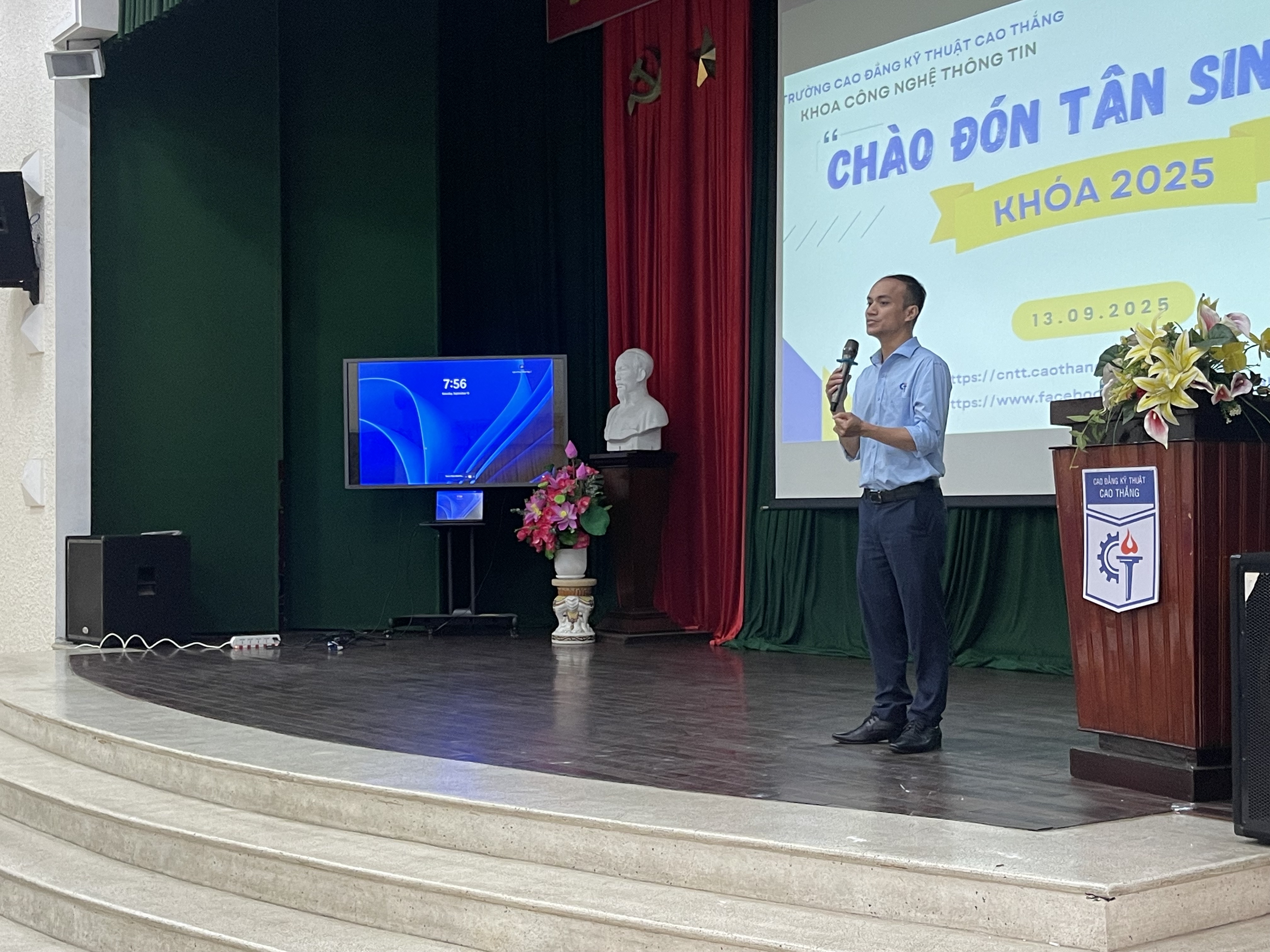 Thầy Lê Viết Hoàng Nguyên thay mặt Khoa/Bộ môn phát biểu tại buổi đón